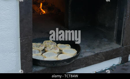 Processus de la cuisson des tartes chaudes avec du poulet et fromage Banque D'Images