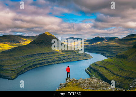 Randonneur bénéficie d''une vue sur les fjords d'une montagne près de Funningur sur Îles Féroé Banque D'Images