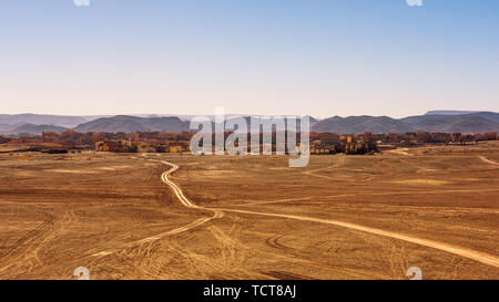 Chemin de terre allant à la ville de Ouarzazate au Maroc Banque D'Images