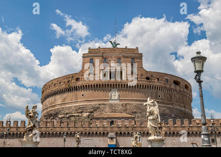 Castel Sant'Angelo, également connu sous le mausolée d'Hadrien, est un monument de Rome, situé sur la rive droite du Tibre, en face de la Pons Aelius (pres Banque D'Images