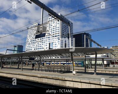 Plate-forme de la gare d'Utrecht Centraal renouvelé dans les Pays-Bas Banque D'Images