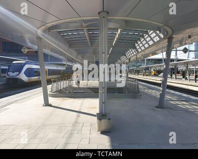 Plate-forme de la gare d'Utrecht Centraal renouvelé dans les Pays-Bas Banque D'Images