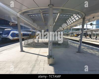 Plate-forme de la gare d'Utrecht Centraal renouvelé dans les Pays-Bas Banque D'Images