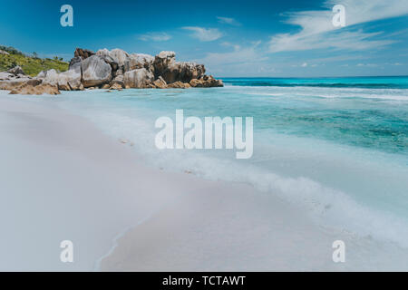 Sur la vague bleu lagon couleur immaculée de rochers sur Anse Coco beach, l'île de La Digue, Seychelles Banque D'Images