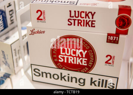 Genève, Suisse, le 10 mars 2019 les cigarettes Lucky Strike sur étagère pour vente, Lucky Strike est la marque British American Tobacco, le tabac tue Banque D'Images