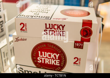 Genève, Suisse, le 10 mars 2019 les cigarettes Lucky Strike sur étagère pour vente, Lucky Strike est la marque British American Tobacco, le tabac tue Banque D'Images