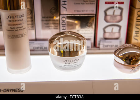 Genève, Suisse, le 10 mars 2019 : Shiseido Sérum Réparateur quotidien sur l'écran de vente, Shiseido est compagnie de soins personnels, de la peau, soins des cheveux, produits cosmétiques Banque D'Images