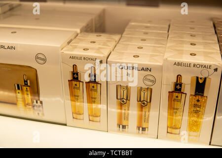 Genève, Suisse, le 10 mars 2019 Guerlain Abeille Royale Sérum Réparateur quotidien pour la vente, des produits de soin par Guerlain parfum français cosmétique entretien Banque D'Images