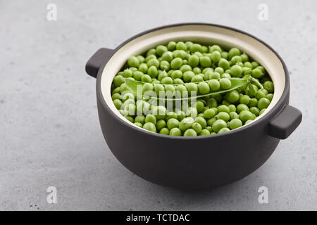 Pois verts frais en gros pot en céramique Banque D'Images