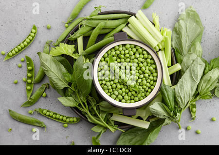 Soupe aux pois frais ingrédients sur table béton Banque D'Images