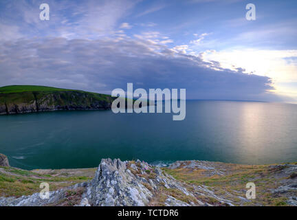 Mwnt, Pays de Galles - 23 mai 2019 : lumière du soir sur la côte et l'île de Ceredigion Cardigan de Traeth Mwnt, Pays de Galles, Royaume-Uni Banque D'Images