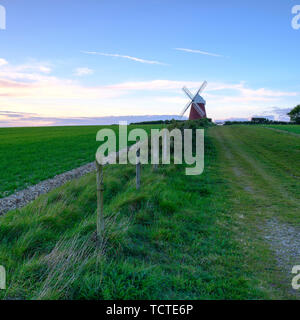 Halnaker, UK - 10 mai 2019 : Coucher de Soleil sur le moulin à Halnaker Hill près de Goodwood et de Chichester dans le West Sussex, UK Banque D'Images