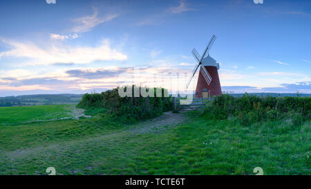 Halnaker, UK - 10 mai 2019 : Coucher de Soleil sur le moulin à Halnaker Hill près de Goodwood et de Chichester dans le West Sussex, UK Banque D'Images