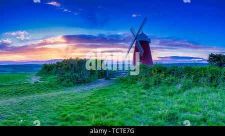 Halnaker, UK - 10 mai 2019 : Coucher de Soleil sur le moulin à Halnaker Hill près de Goodwood et de Chichester dans le West Sussex, UK Banque D'Images