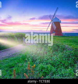 Halnaker, UK - 10 mai 2019 : Coucher de Soleil sur le moulin à Halnaker Hill près de Goodwood et de Chichester dans le West Sussex, UK Banque D'Images