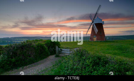 Halnaker, UK - 10 mai 2019 : Coucher de Soleil sur le moulin à Halnaker Hill près de Goodwood et de Chichester dans le West Sussex, UK Banque D'Images