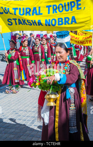 Les ladakhis avec costumes traditionnels participe au Festival à Leh Ladakh Inde Banque D'Images