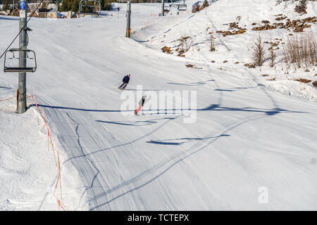 KIMBERLEY, CANADA - LE 22 MARS 2019 : Mountain Resort voir les gens au début du printemps, le ski. Banque D'Images