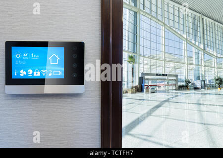 Avec l'écran smart smart home avec hall moderne Banque D'Images