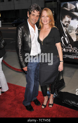 LOS ANGELES, CA. 17 septembre 2008 : Marg Helgenberger & mari Alan Rosenberg au Los Angeles premiere de 'Appaloosa' à l'Académie de théâtre, de Beverly Hills. © 2008 Paul Smith / Featureflash Banque D'Images