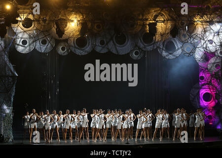 La ville de Quezon, Philippines. 9 juin, 2019. Les candidats présentent sur scène lors de la grande nuit du couronnement 2019 Binibining Pilipinas concours de beauté à Quezon City, aux Philippines, le 9 juin 2019. Un total de 40 participants de tout le pays en compétition pour le titre de Miss Univers Philippines au cours de la 2019 Binibining Pilipinas concours de beauté le dimanche. Credit : Rouelle Umali/Xinhua/Alamy Live News Banque D'Images