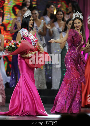 La ville de Quezon, Philippines. 9 juin, 2019. Philippines Miss Univers 2018 Catriona Gray (R) avant, dit au revoir à son successeur, Miss Univers Philippines 2019 Gazini Ganados (L, avant), lors de la grande nuit du couronnement 2019 Binibining Pilipinas concours de beauté à Quezon City, aux Philippines, le 9 juin 2019. Un total de 40 participants de tout le pays en compétition pour le titre de Miss Univers Philippines au cours de la 2019 Binibining Pilipinas concours de beauté le dimanche. Credit : Rouelle Umali/Xinhua/Alamy Live News Banque D'Images