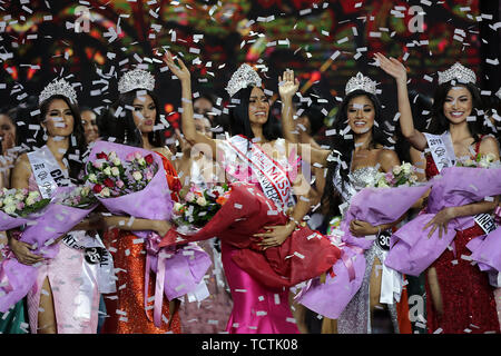 La ville de Quezon, Philippines. 9 juin, 2019. Nouvelle vague de gagnants couronné du grand public au cours de la nuit du couronnement 2019 Binibining Pilipinas concours de beauté à Quezon City, aux Philippines, le 9 juin 2019. Un total de 40 participants de tout le pays en compétition pour le titre de Miss Univers Philippines au cours de la 2019 Binibining Pilipinas concours de beauté le dimanche. Credit : Rouelle Umali/Xinhua/Alamy Live News Banque D'Images