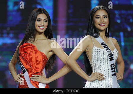 La ville de Quezon, Philippines. 9 juin, 2019. Les candidats posent dans leurs robes du soir lors de la grande nuit du couronnement 2019 Binibining Pilipinas concours de beauté à Quezon City, aux Philippines, le 9 juin 2019. Un total de 40 participants de tout le pays en compétition pour le titre de Miss Univers Philippines au cours de la 2019 Binibining Pilipinas concours de beauté le dimanche. Credit : Rouelle Umali/Xinhua/Alamy Live News Banque D'Images