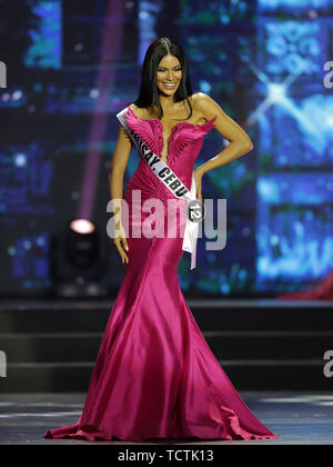La ville de Quezon, Philippines. 9 juin, 2019. Gazini Ganados, vainqueur de la Miss Univers 2019 Philippines, pose sur scène lors de la grande nuit du couronnement 2019 Binibining Pilipinas concours de beauté à Quezon City, aux Philippines, le 9 juin 2019. Un total de 40 participants de tout le pays en compétition pour le titre de Miss Univers Philippines au cours de la 2019 Binibining Pilipinas concours de beauté le dimanche. Credit : Rouelle Umali/Xinhua/Alamy Live News Banque D'Images