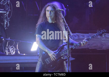 Nuremberg, Allemagne. 09Th Juin, 2019. Tom Araya, Chanteur et bassiste du groupe de metal américain Slayer, est sur la scène du festival en plein air "Rock im Park". Le festival a eu lieu du 7 au 9 juin. Crédit : Daniel Karmann/dpa/Alamy Live News Banque D'Images