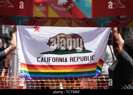 West Hollywood, Californie, USA. 9 juin, 2019. Les gens célèbrent à l'HÔTEL LA Pride Parade de West Hollywood, Californie, le dimanche 9 juin. Crédit : Justin L. Stewart/ZUMA/Alamy Fil Live News Banque D'Images