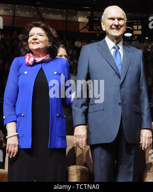 Orlando, Floride. 09Th Juin, 2019. Russell M. Nelson, le 94 ans, président de l'Église de Jésus-Christ des Saints des Derniers Jours, s'ouvre sur le public avec sa femme, Wendy Nelson, avant de parler en un centre de dévotion à la Compagnie le 9 juin 2019 à Orlando, Floride. Crédit : Paul Hennessy/Alamy Live News Banque D'Images