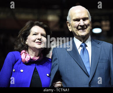 Orlando, Floride. 09Th Juin, 2019. Russell M. Nelson, le 94 ans, président de l'Église de Jésus-Christ des Saints des Derniers Jours, s'ouvre sur le public avec sa femme, Wendy Nelson, avant de parler en un centre de dévotion à la Compagnie le 9 juin 2019 à Orlando, Floride. Crédit : Paul Hennessy/Alamy Live News Banque D'Images