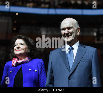Orlando, Floride. 09Th Juin, 2019. Russell M. Nelson, le 94 ans, président de l'Église de Jésus-Christ des Saints des Derniers Jours, s'ouvre sur le public avec sa femme, Wendy Nelson, avant de parler en un centre de dévotion à la Compagnie le 9 juin 2019 à Orlando, Floride. Crédit : Paul Hennessy/Alamy Live News Banque D'Images