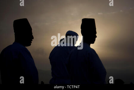 (190610) -- BEIJING, 10 juin 2019 (Xinhua) -- Samaritains participer à une cérémonie traditionnelle de célébrer la fête de Chavouot au sommet du mont Garizim, près de la ville cisjordanienne de Naplouse, le 9 juin 2019. (Xinhua/Nidal Eshtayeh) Banque D'Images