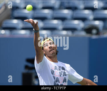 Queens, États-Unis d'Amérique. Août 24, 2013. FLUSHING, NY - 23 août : Rafael Nadal Andy Murray à pratiques avec Auther Ashe Stadium pour l'US Open 2013 à l'USTA Billie Jean King National Tennis Center le 23 août 2013 dans le quartier de rinçage de la Queens Borough de la ville de New York. People : Rafael Nadal : Tempête Crédit Media Group/Alamy Live News Banque D'Images