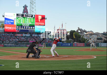 Anaheim, États-Unis. Le 08 juin, 2019. Los Angeles Angels frappeur Shohei Ohtani évite un gérant de Seattle Mariners partir lanceur Yusei Kikuchi dans la première manche au cours de la jeu de la Ligue Majeure de Baseball au Angel Stadium à Anaheim, en Californie, États-Unis, le 8 juin 2019. Credit : AFLO Co.,Ltd/Alamy Live News Banque D'Images