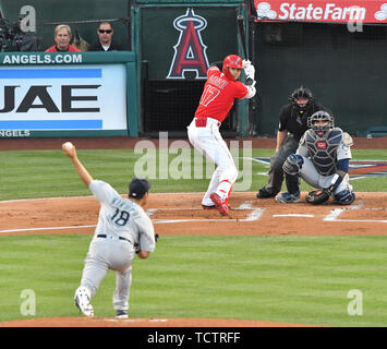 Anaheim, États-Unis. Le 08 juin, 2019. Los Angeles Angels frappeur Shohei Ohtani hits un single de Seattle Mariners partir lanceur Yusei Kikuchi dans la première manche au cours de la jeu de la Ligue Majeure de Baseball au Angel Stadium à Anaheim, en Californie, États-Unis, le 8 juin 2019. Credit : AFLO Co.,Ltd/Alamy Live News Banque D'Images