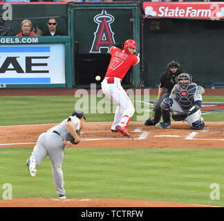 Anaheim, États-Unis. Le 08 juin, 2019. Los Angeles Angels frappeur Shohei Ohtani hits un single de Seattle Mariners partir lanceur Yusei Kikuchi dans la première manche au cours de la jeu de la Ligue Majeure de Baseball au Angel Stadium à Anaheim, en Californie, États-Unis, le 8 juin 2019. Credit : AFLO Co.,Ltd/Alamy Live News Banque D'Images