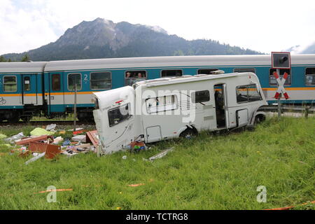 Oberstdorf, Allemagne. 10 Juin, 2019. 10 juin 2019, la Bavière, Oberstdorf : Après la collision avec l'Allgäu Express, un Hymer B534 camping se situe au passage à niveau de skis. Une personne a été légèrement blessé dans la collision. Photo : Benjamin Liss/dpa dpa : Crédit photo alliance/Alamy Live News Banque D'Images