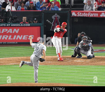 Anaheim, États-Unis. Le 08 juin, 2019. Los Angeles Angels frappeur Shohei Ohtani frappe un home run en solo au large de Seattle Mariners partir lanceur Yusei Kikuchi dans la quatrième manche au cours de la jeu de la Ligue Majeure de Baseball au Angel Stadium à Anaheim, en Californie, États-Unis, le 8 juin 2019. Credit : AFLO Co.,Ltd/Alamy Live News Banque D'Images