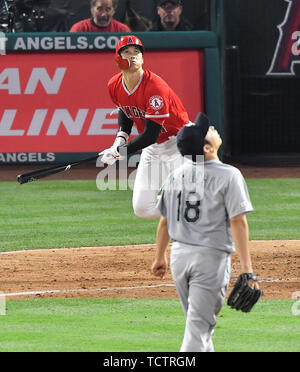 Anaheim, États-Unis. Le 08 juin, 2019. Los Angeles Angels frappeur Shohei Ohtani frappe un home run en solo au large de Seattle Mariners partir lanceur Yusei Kikuchi dans la quatrième manche au cours de la jeu de la Ligue Majeure de Baseball au Angel Stadium à Anaheim, en Californie, États-Unis, le 8 juin 2019. Credit : AFLO Co.,Ltd/Alamy Live News Banque D'Images