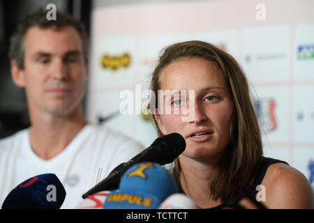 Prague, République tchèque. 09Th Juin, 2019. Le joueur de tennis tchèque Marketa Vondrousova, droite, et son entraîneur Jan Hernych assister à une conférence de presse après leur arrivée de l'Open de France 2019, le 9 juin 2019, à Prague, en République tchèque. Credit : Ondrej Deml/CTK Photo/Alamy Live News Banque D'Images