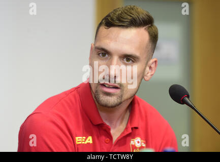 Olomouc, République tchèque. 09Th Juin, 2019. Dvd Marko Vesovic participe à une conférence de presse de l'équipe nationale de football du Monténégro avant l'UEFA Euro 2020, de qualification du groupe A, la République tchèque contre le Monténégro match, le 9 juin 2019, à Olomouc, République tchèque. Credit : Ludek Perina/CTK Photo/Alamy Live News Banque D'Images