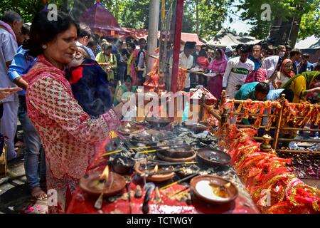 Un dévot effectue au rituels Kheer Bhawani temple pendant le festival hindou annuel dans le district de Ganderbal, à environ 30km au nord-est de Srinagar au Cachemire. Des milliers d'hindous du Cachemire, dont beaucoup ont été déplacées il y a 20 ans, ont assisté au festival afin d'adorer la déesse hindou Mata Kheer Bhawani le jour de sa naissance. Quelque 200 000 pandits cachemiris ont fui la région au début des années 90 au début de l'insurrection contre la règle indienne principalement à la ville du sud de l'hindou du Jammu-et ils reviennent chaque année pour le festival. Banque D'Images