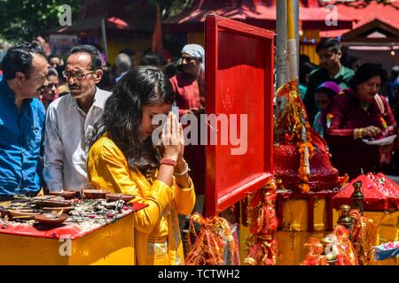 Un dévot prie au Kheer Bhawani temple pendant le festival hindou annuel dans le district de Ganderbal, à environ 30km au nord-est de Srinagar au Cachemire. Des milliers d'hindous du Cachemire, dont beaucoup ont été déplacées il y a 20 ans, ont assisté au festival afin d'adorer la déesse hindou Mata Kheer Bhawani le jour de sa naissance. Quelque 200 000 pandits cachemiris ont fui la région au début des années 90 au début de l'insurrection contre la règle indienne principalement à la ville du sud de l'hindou du Jammu-et ils reviennent chaque année pour le festival. Banque D'Images