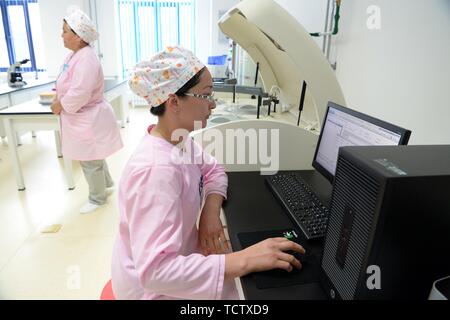 Beijing, Chine. 10 Juin, 2019. Les travailleurs médicaux sont vus dans un hôpital construit avec l'aide de la Chine dans le sud du Kirghizistan capitale de SST, 22 avril 2019. Source : Xinhua/Alamy Live News Banque D'Images