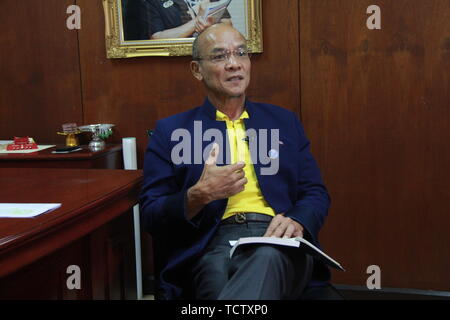 (190610) -- BANGKOK, 10 juin 2019 (Xinhua) -- Le Général Surasit Thanadtang Thai-Chinese, directeur de la recherche stratégique centre sous le Conseil national de la recherche, prend la parole lors d'un entretien avec Xinhua à Bangkok, Thaïlande, le 24 mai 2019. Si les pays développés d'introduire des barrières commerciales, plus de nations feront de même à l'avenir et les obstacles peuvent entraver l'introduction de nouvelles connaissances dans leur propre pays, le général Thanadtang Surasit a dit dans une récente interview à Xinhua. Pour aller avec 'Interview : les pays développés ne devraient pas mettre en œuvre des barrières commerciales contre la mondialisation, déclare le Banque D'Images