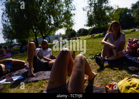 Cracovie, Pologne. 9 juin, 2019. Les gens profitez d'une journée ensoleillée à Bagry Lake comme de hautes températures atteindre le sud de la Pologne. Selon les prévisions, la température durant la journée étaient de 30 à 33° C. même Â Crédit : Omar Marques/SOPA Images/ZUMA/Alamy Fil Live News Banque D'Images