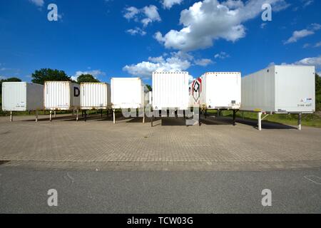 Schleswig, Deutschland. 09Th Juin, 2019. 09.06.2019, Wechselbrucken ou contenant de la German Parcel Service, DPD dans un dépôt situé dans la région de Schleswig. La DPD depot dans Schleswig sera fermé d'ici peu. Pour un usage éditorial uniquement ! - Seulement un usage éditorial ! Utilisation dans le monde entier | Credit : dpa/Alamy Live News Banque D'Images